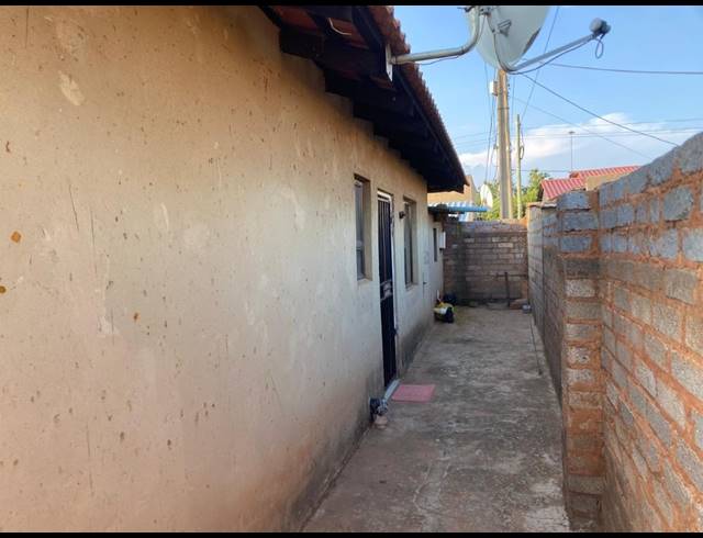 6 BEDROOM HOUSE FOR SALE IN MOLELEKI